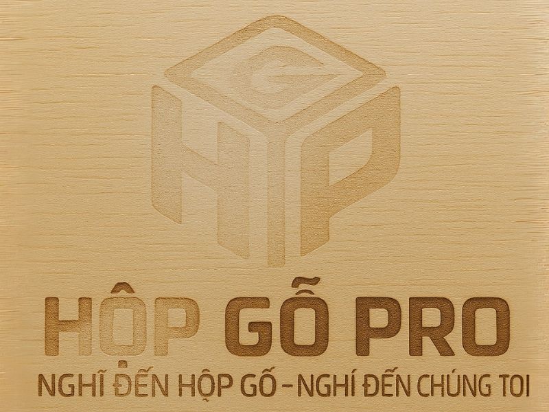 Lỗi khắc laser trên logo hộp gỗ, thể hiện sự mờ nhạt và lệch vị trí trong quá trình gia công.